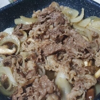 残ってたすき焼き用のお肉と玉ねぎで作りました♥フライパンで簡単にがっつり美味しく大満足の夕食になりました♥レシピ有難う～(⌒∇⌒)ノ""